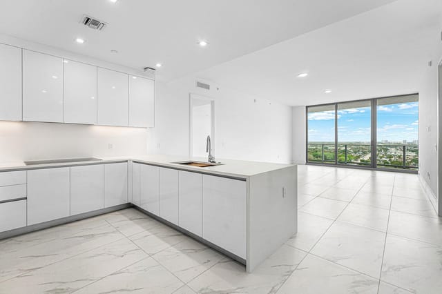 220 Lake Shore Drive 1613, Lake Park, FL 33403