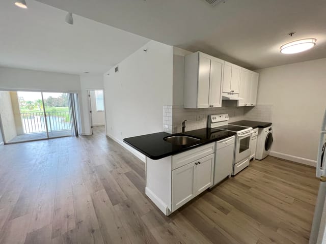2040 Greenview Shores Boulevard 214, Wellington, FL 33414