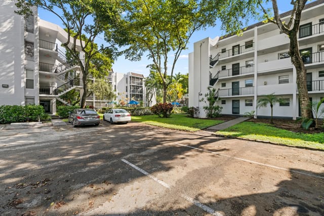471 N Pine Island Road 302d, Plantation, FL 33324