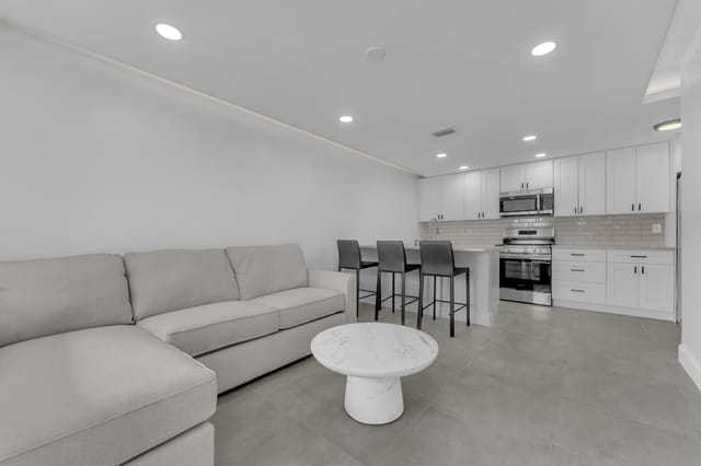381 SE 15th Avenue 1, Deerfield Beach, FL 33441