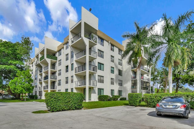 6190 Woodlands Boulevard 312, Tamarac, FL 33319