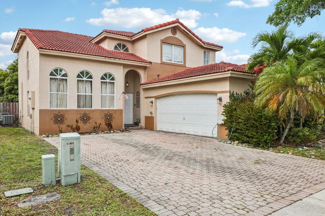 405 E Royal Cove Circle, Davie, FL 33325