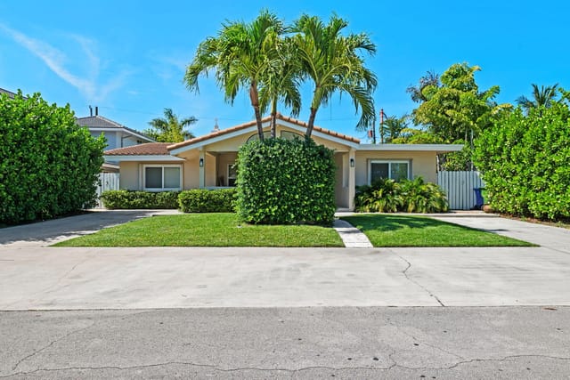 Single Family Residence in Lauderdale-By-The-Sea