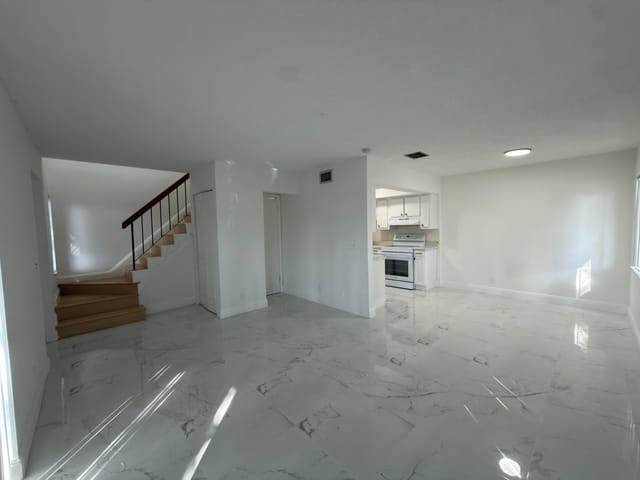 5702 NW 22nd Court 28-b, Lauderhill, FL 33313