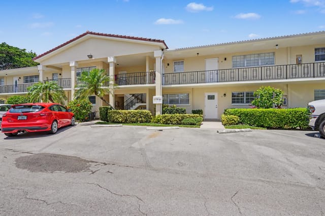 2202 NE 36th Street 17, Lighthouse Point, FL 33064