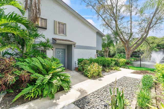 2705 S OAKLAND FOREST Drive 104, Oakland Park, FL 33309