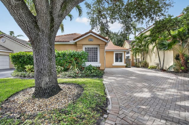 10124 NW 4th Street, Plantation, FL 33324