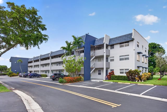 7827 GOLF CIR Drive 301, Margate, FL 33063