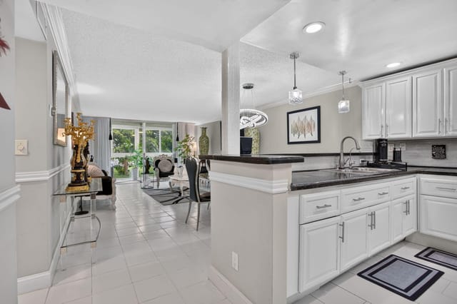 9201 Sunrise Lakes Boulevard 202, Sunrise, FL 33322