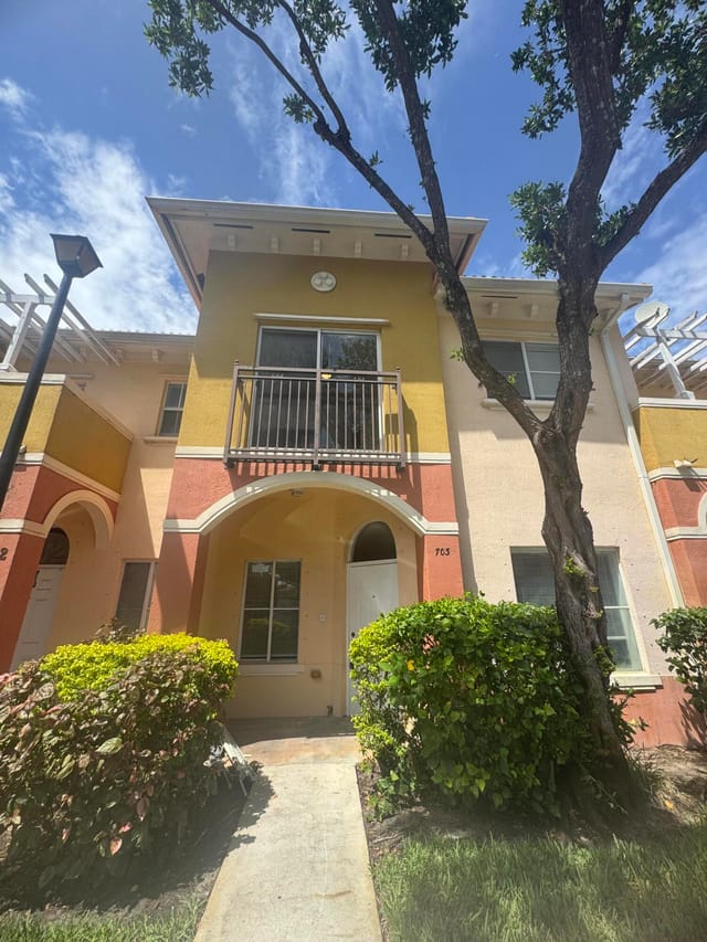 703 N SANTA CATALINA Circle 703, North Lauderdale, FL 33068