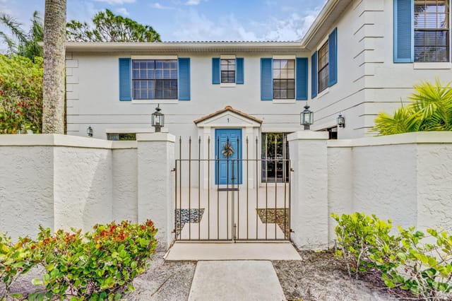 363 Prestwick Circle 1, Palm Beach Gardens, FL 33418