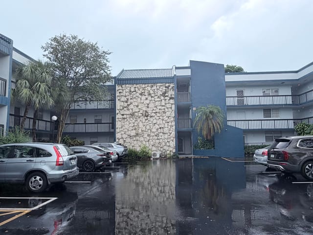 3090 HOLIDAY SPRINGS Boulevard 105, Margate, FL 33063