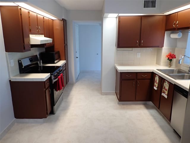 106 Lake Emerald Drive 401, Oakland Park, FL 33309