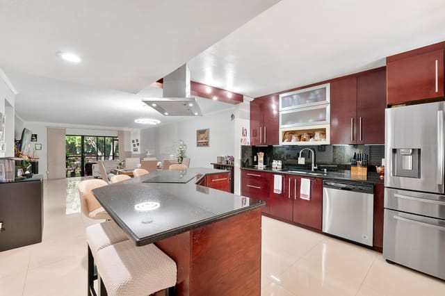435 LAKEVIEW Drive 104, Weston, FL 33326