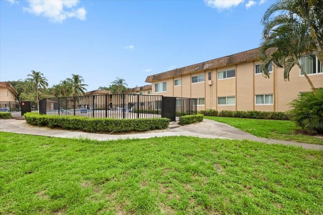 2531 NW 39th Terrace 202, Lauderdale Lakes, FL 33311