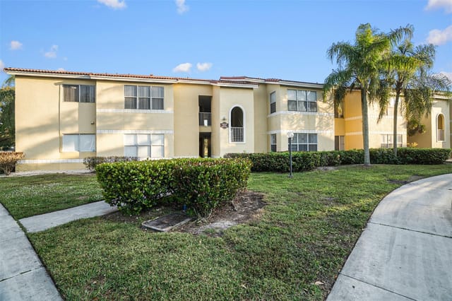 12730 VISTA ISLES Drive 821, Sunrise, FL 33325
