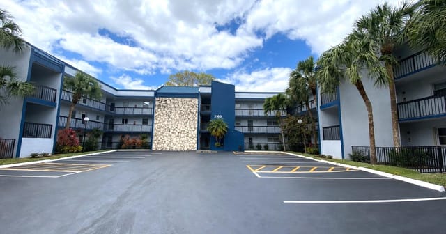 3160 HOLIDAY SPRINGS Boulevard 7-311, Margate, FL 33063