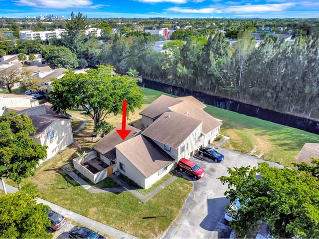 5704 NW 21st Street 32-C, Lauderhill, FL 33313