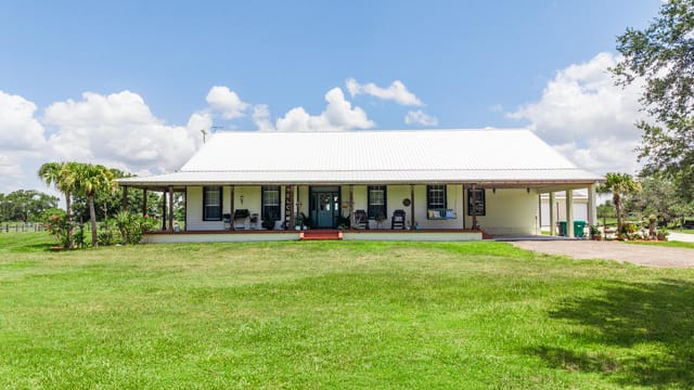 8661 E CENTER Street, Okeechobee, FL 34974