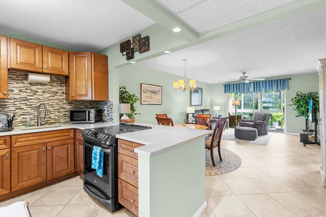 7797 GOLF CIR Drive 303, Margate, FL 33063