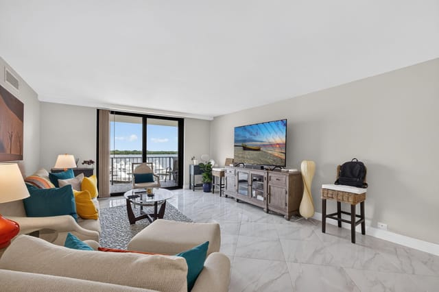 1208 MARINE Way 402, North Palm Beach, FL 33408