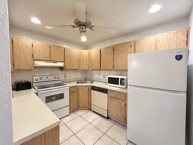 435 Pine Glen Lane B-2, Greenacres, FL 33463