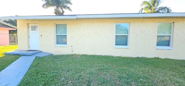 323 SEMINOLE Court, Pahokee, FL 33476