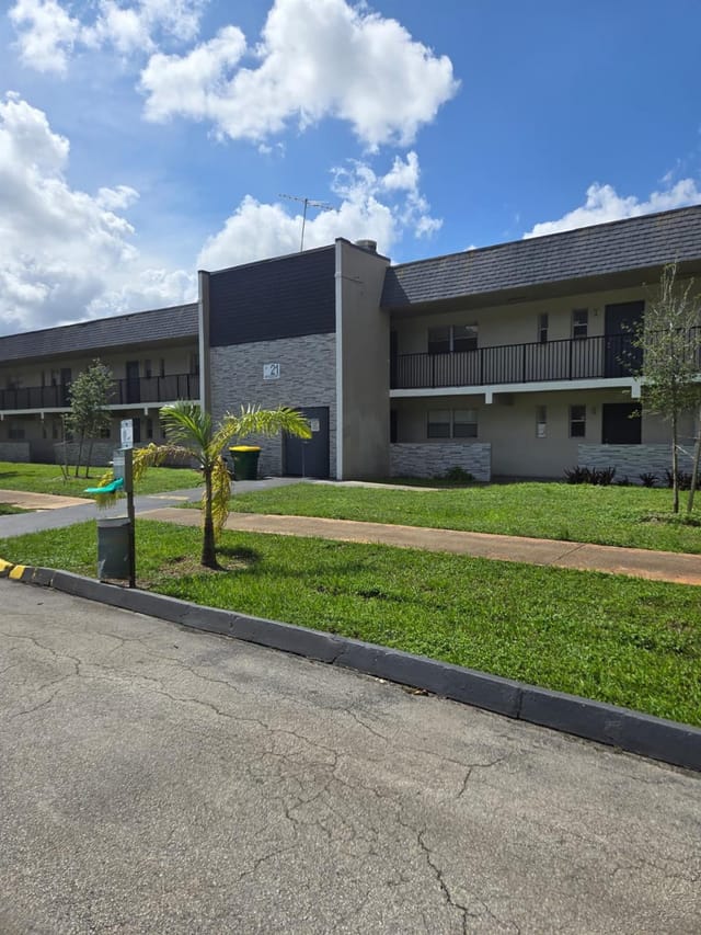 8001 FAIRVIEW Drive 104, Tamarac, FL 33321
