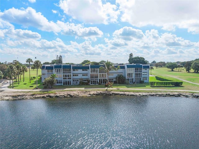 7807 GOLF CIR Drive 211, Margate, FL 33063