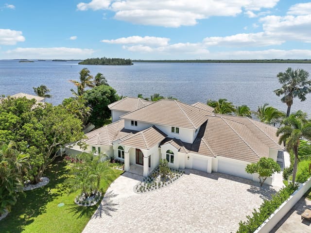 526 POINT Lane, Vero Beach, FL 32963