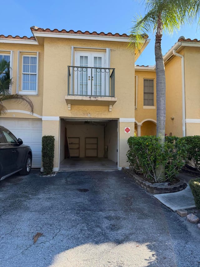 1130 LAKE SHORE Drive 201, Lake Park, FL 33403