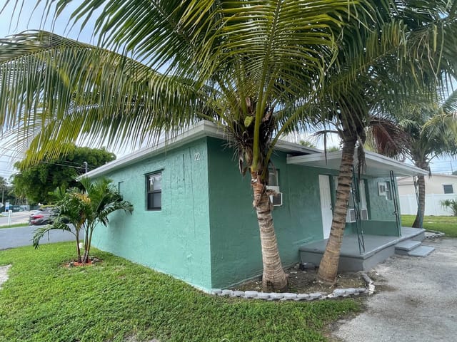 22 NW 8th Avenue 1, Dania Beach, FL 33004
