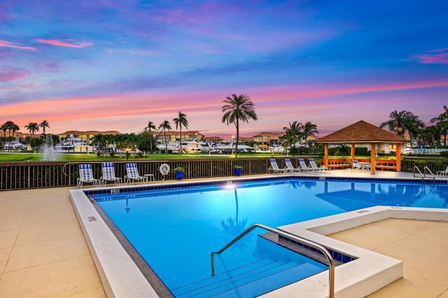 601 SEAFARER Circle 201, Jupiter, FL 33477