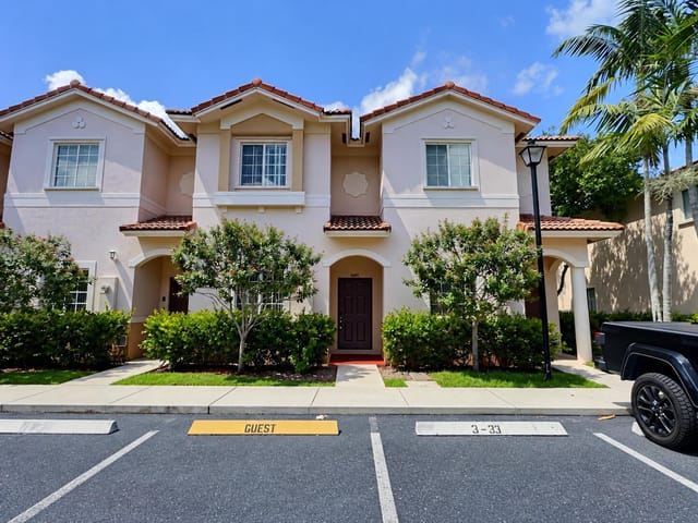 8833 S ISLES Circle 8833, Tamarac, FL 33321