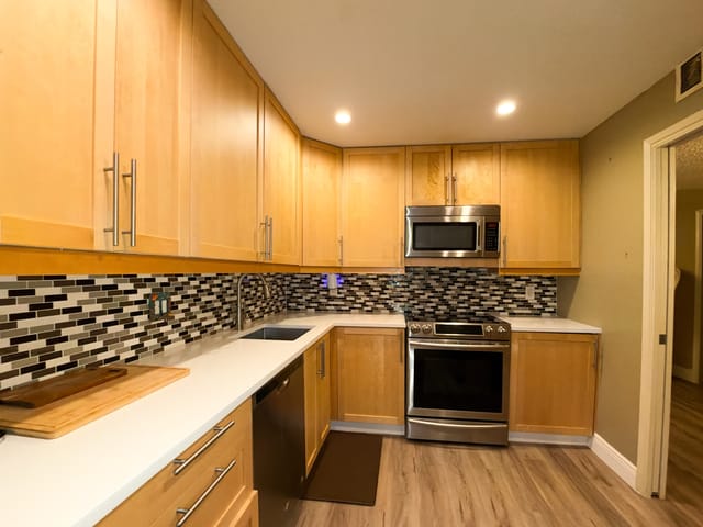 3510 OAKS Way 101, Pompano Beach, FL 33069