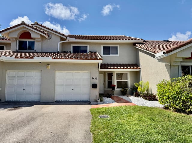 7426 PINEWALK Drive S 19-4, Margate, FL 33063