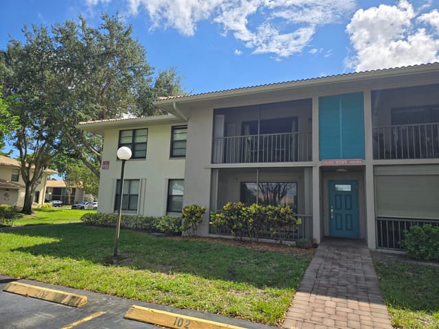 9785 PINEAPPLE TREE Drive 102, Boynton Beach, FL 33436