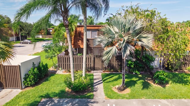 2185 WHITE PINE Circle C, Greenacres, FL 33415