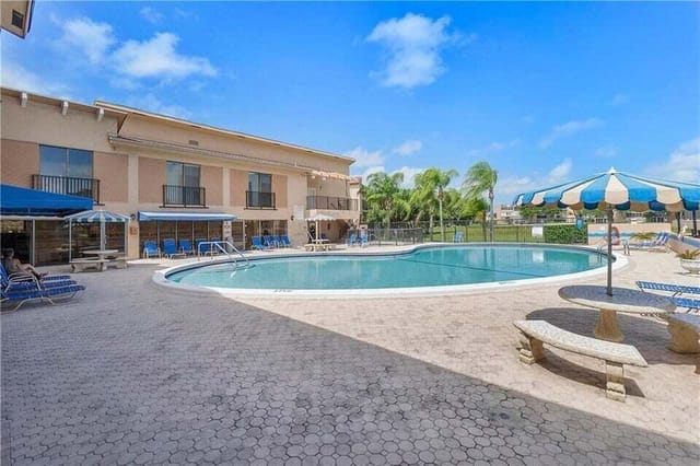 7230 Lake Cir Drive 205, Margate, FL 33063