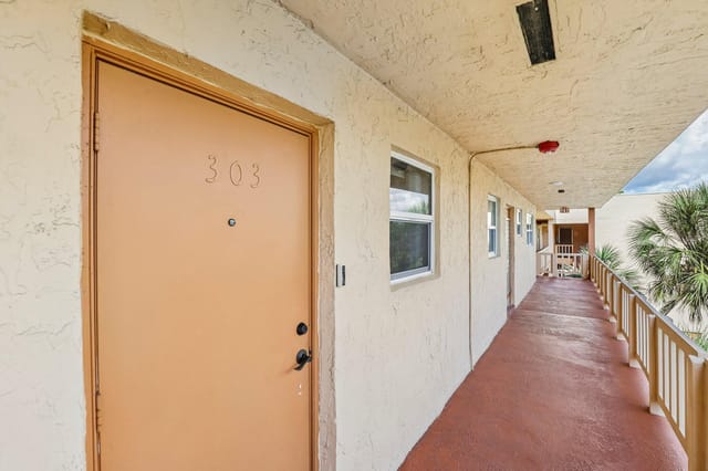 HALL OUTSIDE Lagos De Campo Blvd unit 30