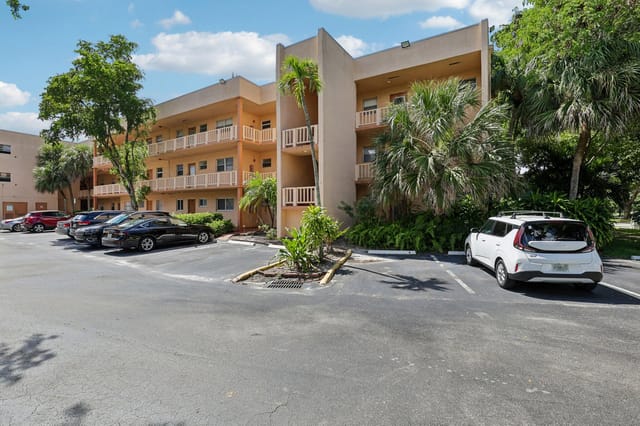 8400 LAGOS DE CAMPO Boulevard 303, Tamarac, FL 33321