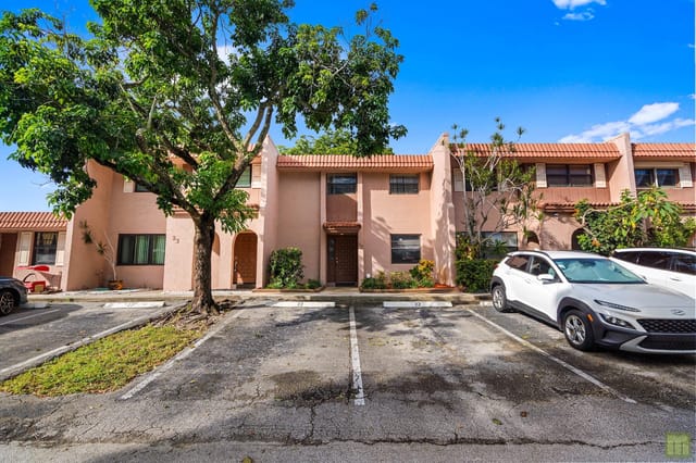 22 N VALENCIA Drive 3-32, Davie, FL 33324