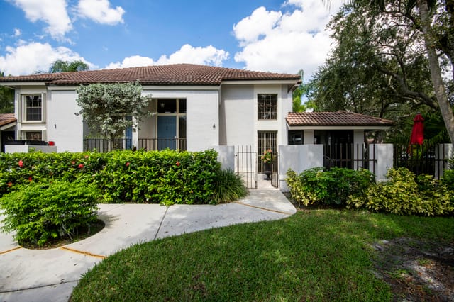 368 Prestwick Circle 4, Palm Beach Gardens, FL 33418