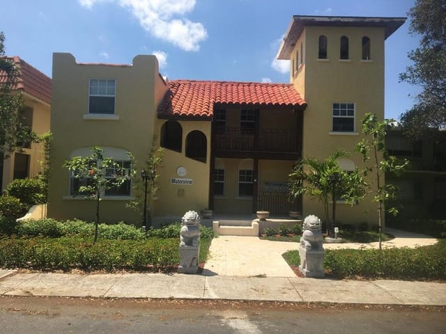 407 S LAKESIDE Drive F, Lake Worth Beach, FL 33460