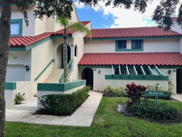 25 Lexington Lane W B, Palm Beach Gardens, FL 33418