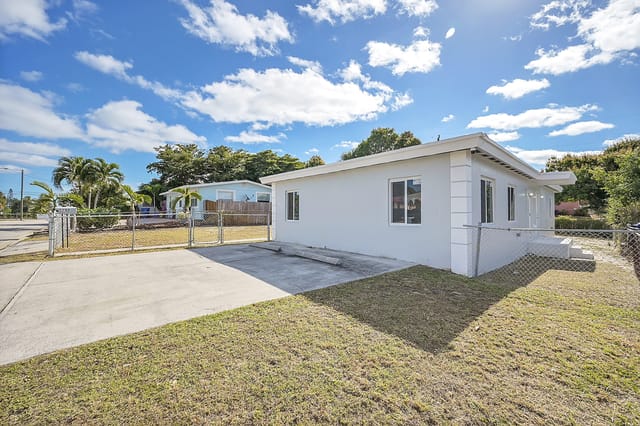 1157 W 36TH Street 2, Riviera Beach, FL 33404