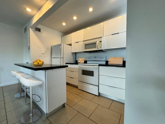 2830 NE 30th Place 9, Fort Lauderdale, FL 33306