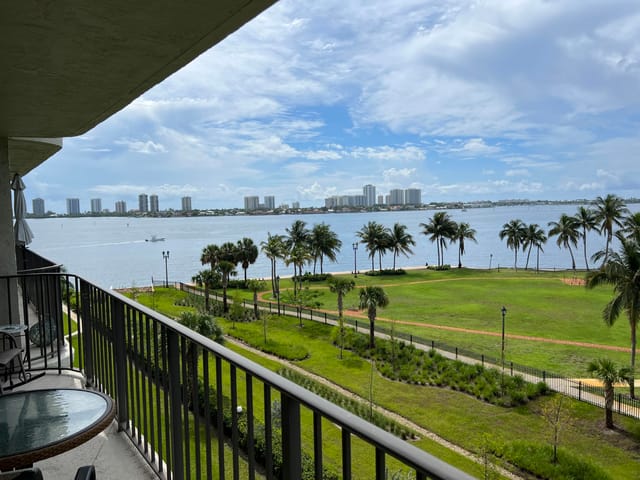 801 LAKE SHORE Drive 515, Lake Park, FL 33403