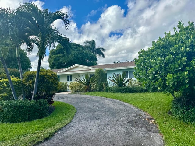 1083 SW 25th Place, Boynton Beach, FL 33426