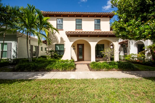 8023 Hobbes Way, Palm Beach Gardens, FL 33418